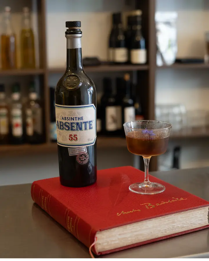 Verre posé sur un livre ouvert