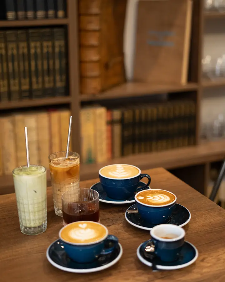 Tasses de café sur une table en bois