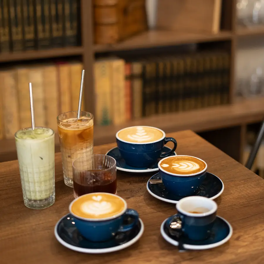 Plusieurs cafés servis sur la table en bois