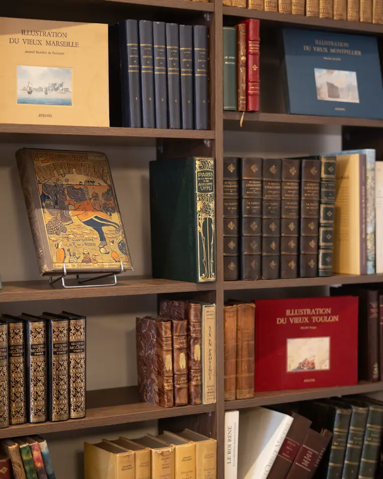 Étagères de livres anciens