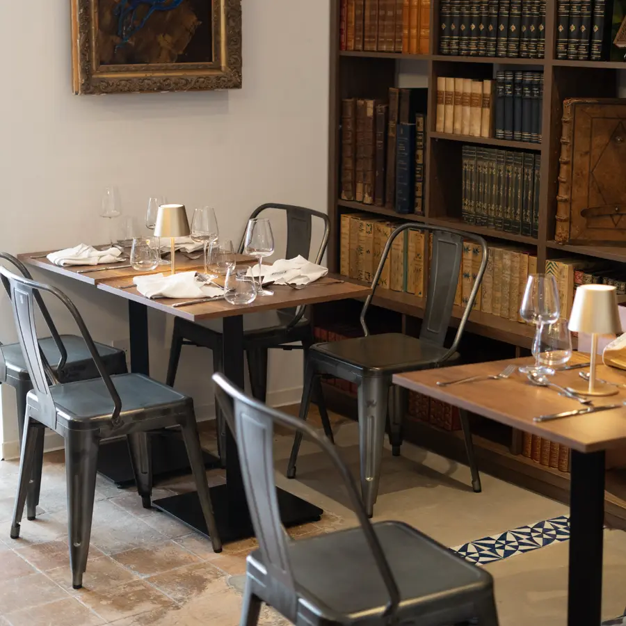 La salle de Livresse, tables en bois et bibliothèques