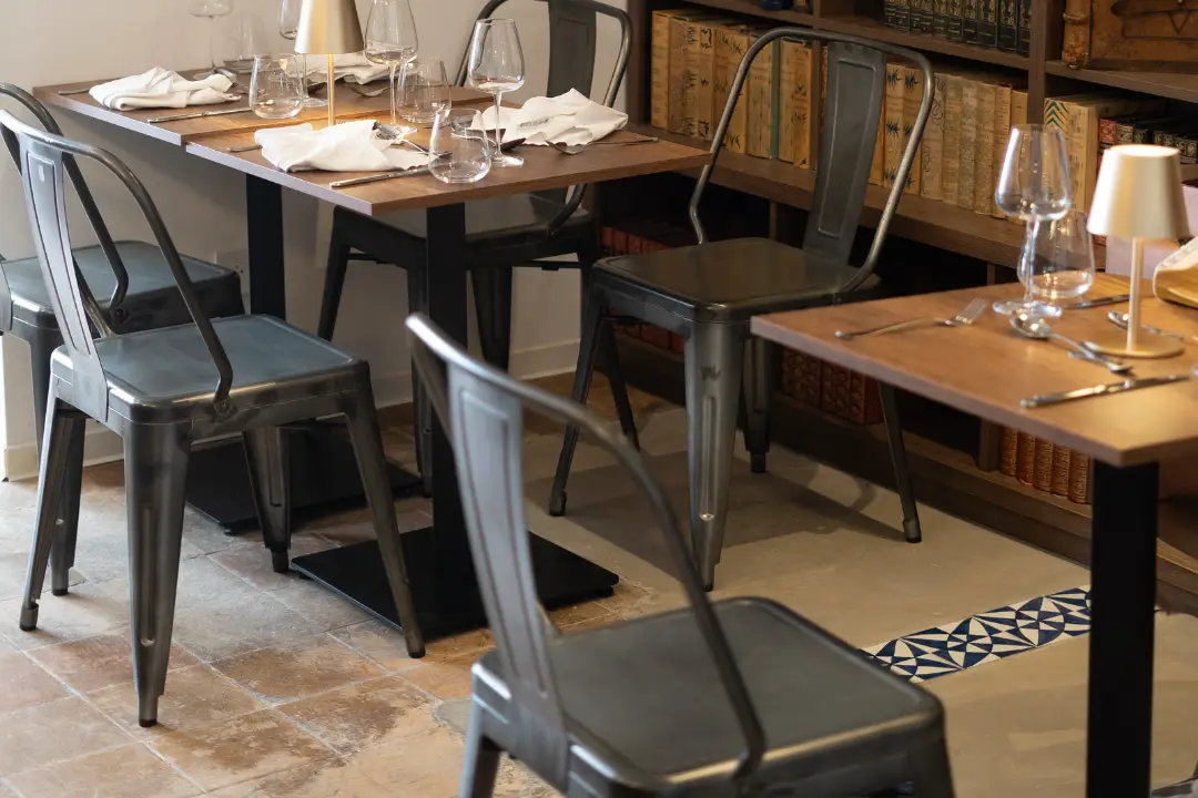 La salle de Livresse du Goût, tables en bois et bibliothèques